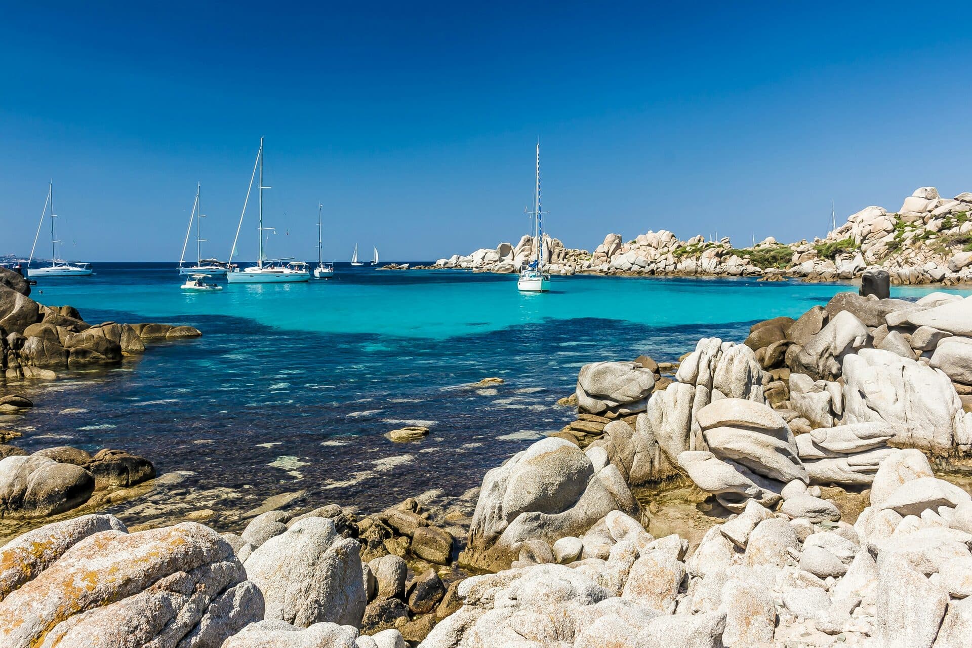 Vue sur la côte de la Balagne, mer turquoise et village perché